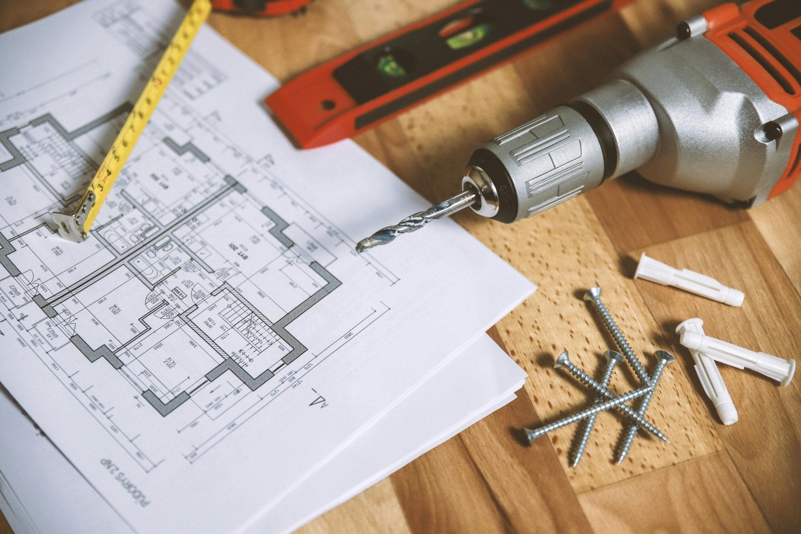 Bouwtekening met gereedschap voor een verbouwproject