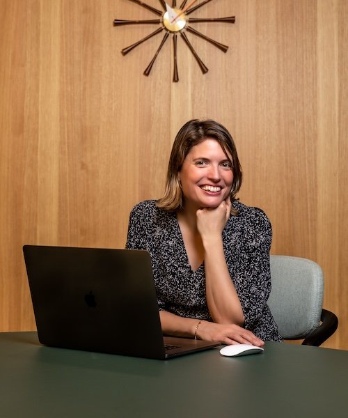 Ellen van Marketing voor Bouwers achter haar bureau